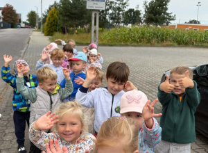 „Puchatki na tropie znaków drogowych w najbliższej okolicy