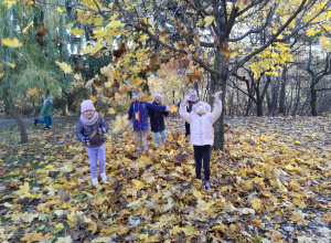 Jesienne zabawy na podwórku