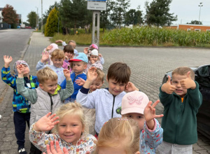 „Puchatki na tropie znaków drogowych w najbliższej okolicy
